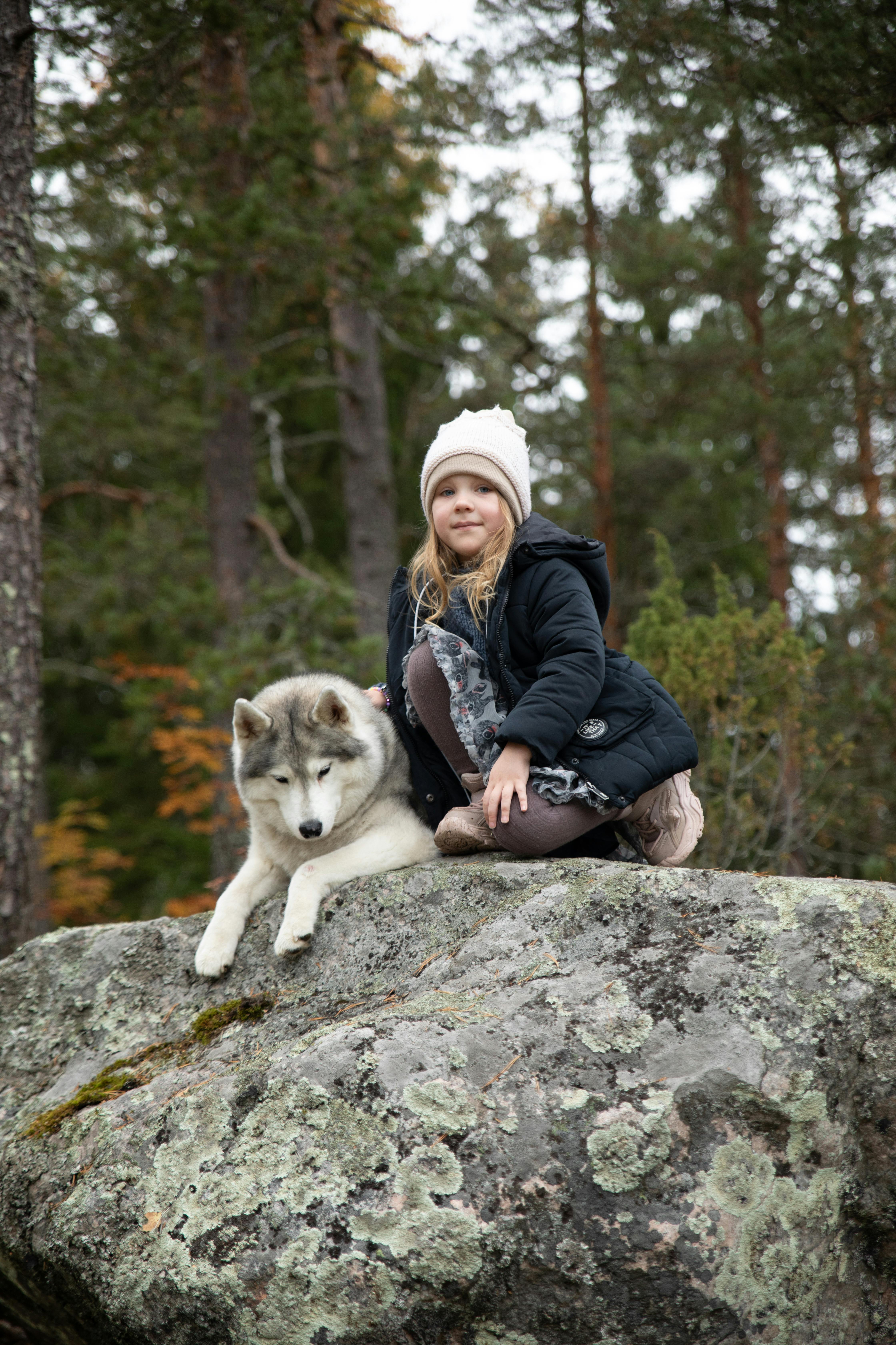 热门卡片封面：柔和光影人物海报