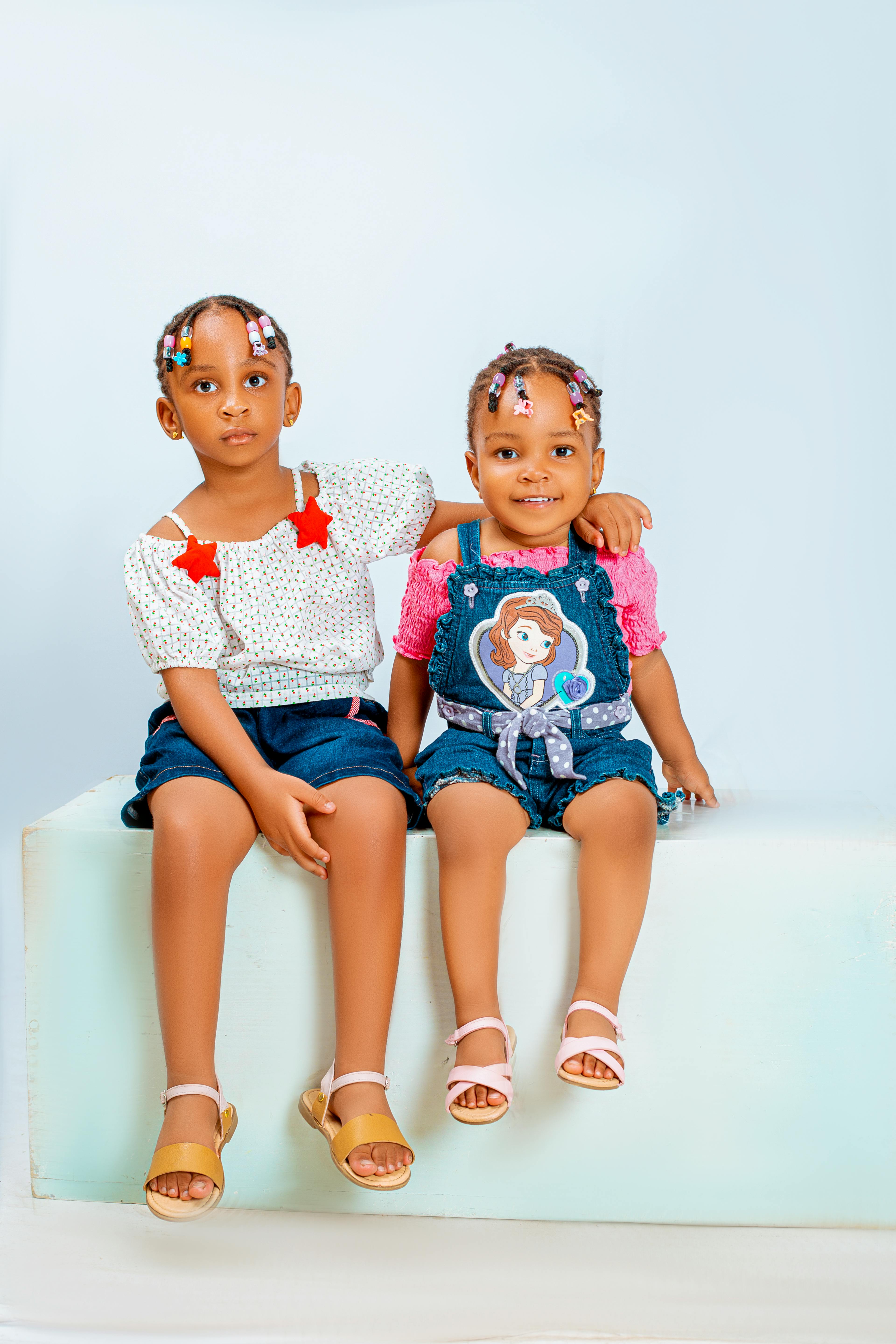 经典回看封面：摄影棚风格人物海报