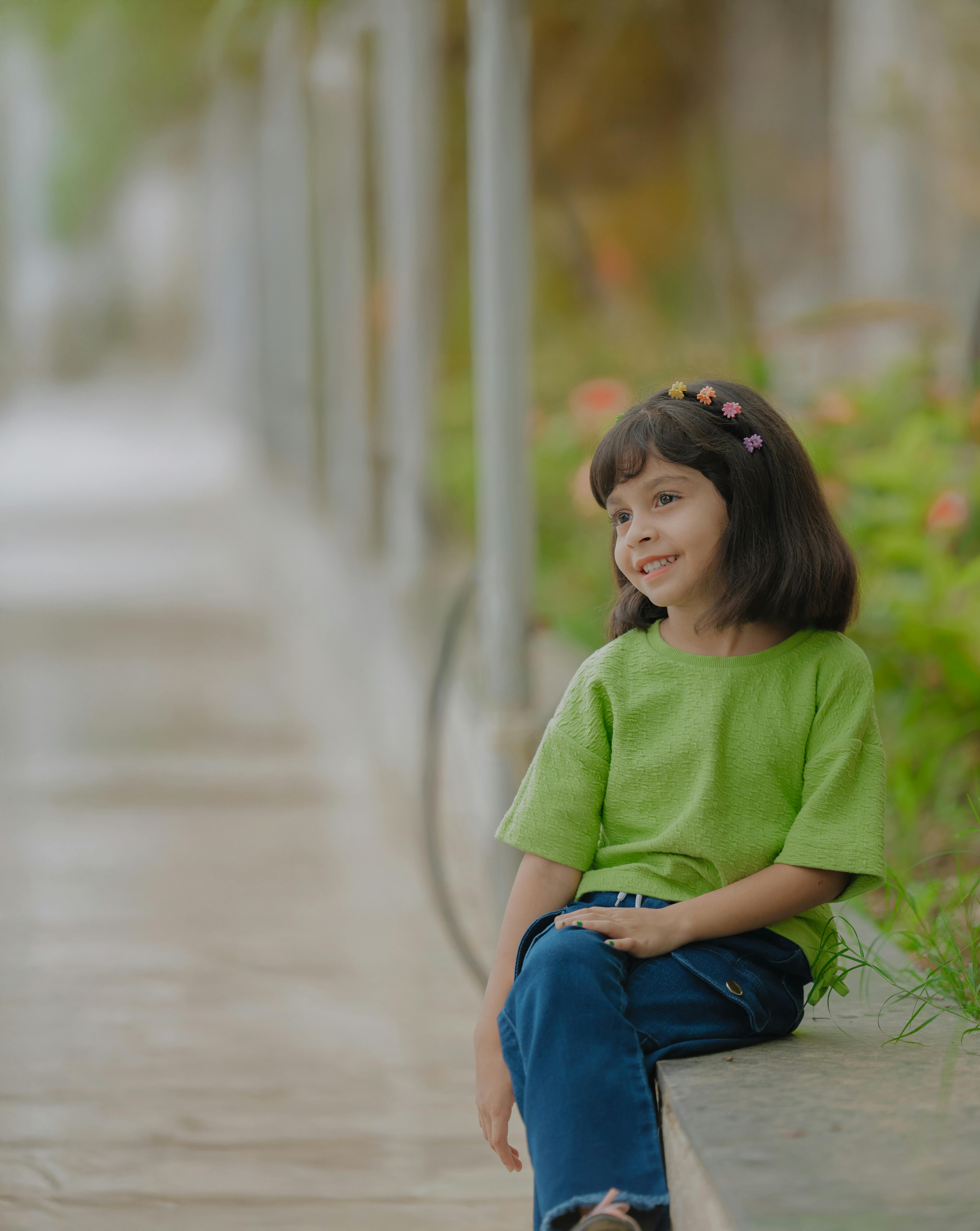 热门卡片封面：电影质感街景与氛围